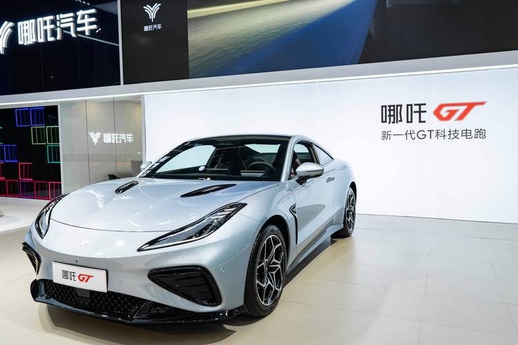 深圳322哪吒汽车在智能汽车领域的表现，领途汽车在新能源汽车市场中的影响力